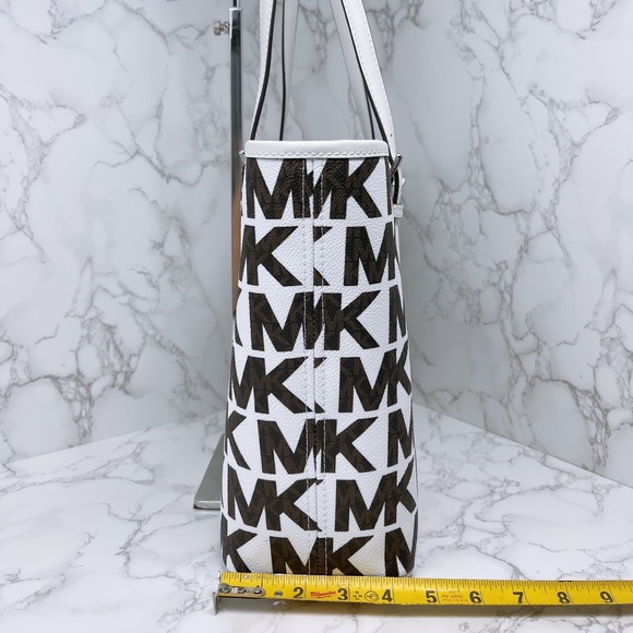 Michael Kors Medium Carryall Tote - Picture 3 of 11